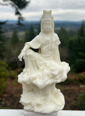 White Resin Kwan Yin/ Quan kinY8071